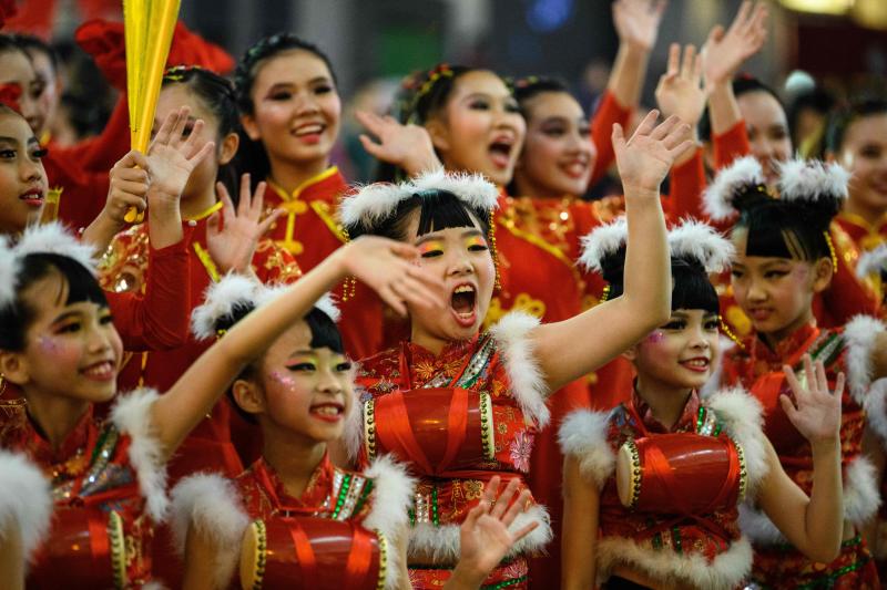 Millones de chinos dieron hoy la bienvenida al Año Nuevo lunar con numerosos festejos para celebrar la llegada del despreocupado y generoso cerdo, duodécimo símbolo del horóscopo, que sustituye al alegre pero inconformista perro. Varias personas participan en un desfile con motivo de los festejos en Hong Kong.