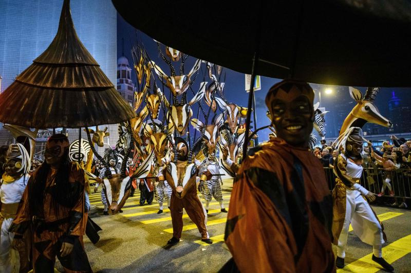Millones de chinos dieron hoy la bienvenida al Año Nuevo lunar con numerosos festejos para celebrar la llegada del despreocupado y generoso cerdo, duodécimo símbolo del horóscopo, que sustituye al alegre pero inconformista perro. Varias personas participan en un desfile con motivo de los festejos en Hong Kong.