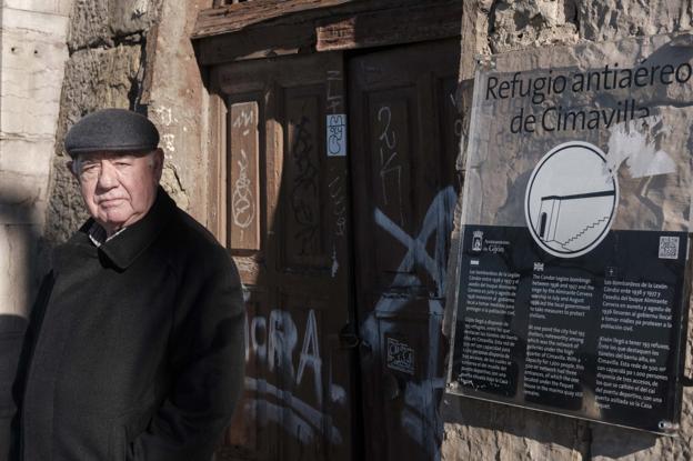 Oscar Fernández Rivero 'Peñespardes', a la puerta del refugio antiaéreo donde nació y que le gustaría poder ver por dentro. 