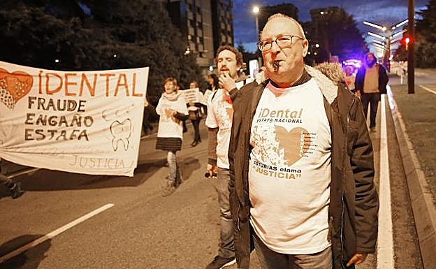 Manifestación de los afectados de iDental en Gijón. 