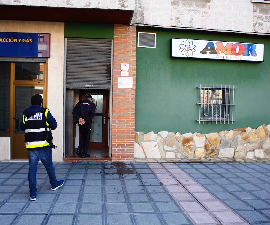 Una mujer ha sido apuñalada en la mañana de este miércoles en un pub de la calle Monte Naranco de Lugones. Agentes de la Policía Nacional y Local investigan el suceso.