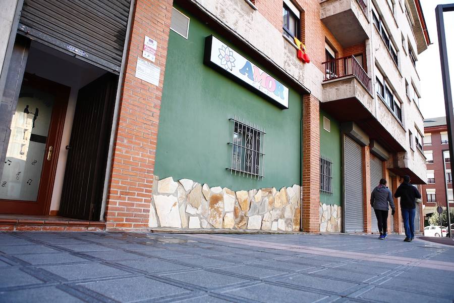 Una mujer ha sido apuñalada en la mañana de este miércoles en un pub de la calle Monte Naranco de Lugones. Agentes de la Policía Nacional y Local investigan el suceso.