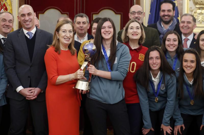 El presidente del Gobierno, Pedro Sánchez, ha ofrecido una recepción a las integrantes de la selección española de fútbol sub17 que dirige la asturiana Toña Is y que el pasado diciembre se convirtieron en campeonas del mundo. También han tenido un encuentro con la presidenta del Congreso, Ana Pastor, y el presidente de la Comunidad de Madrid, Ángel Garrido. 