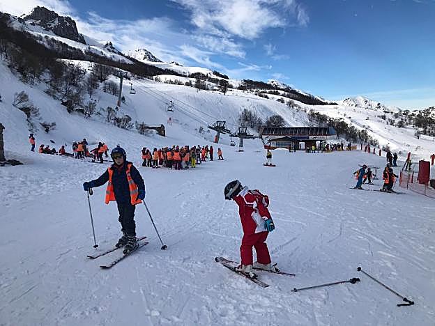 Escolares, en Fuentes, durante la Semana Blanca. 