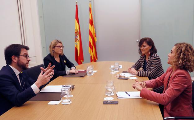 El vicepresidente de la Generalitat y conseller de Economía, Pere Aragonés (i), la consellera de Presidencia, Elsa Artadi (2i), junto a la vicepresidenta del Gobierno, Carmen Calvo (2d), y la ministra de Politica Territorial, Meritxell Batet, durante la reunión que mantuvieron el pasado mes de diciembre en Barcelona