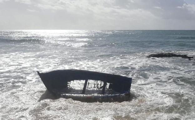 Patera que se chocó con un arrecife, en la playa de Caños de Meca (Cádiz). En el accidente desaparecieron casi 20 inmigrantes. 