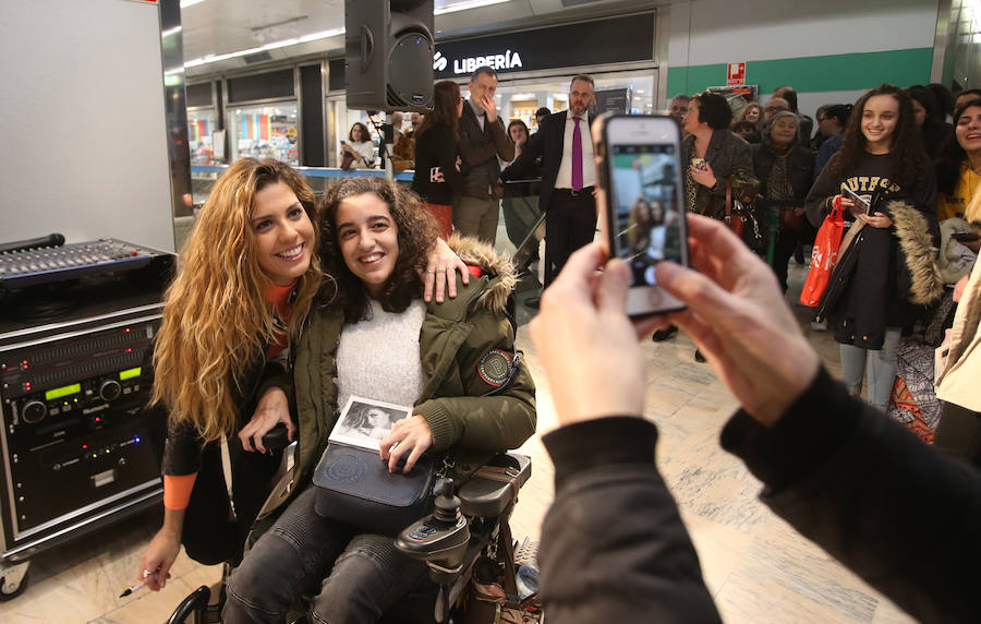 La cantante y compositora firmó ejemplares de su álbum 'Cicatrices' en el Corte Inglés de Salesas. Pancartas, fotos y mucha euforia por parte de los seguidores asturianos de la exconcursante de 'OT'. 