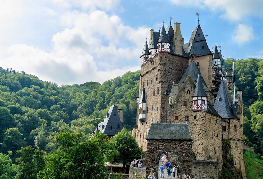 El castillo medieval de Eltz (Alemania) se encuentra ubicado en las colinas sobre el río Mosela entre Coblenza y Tréveris.