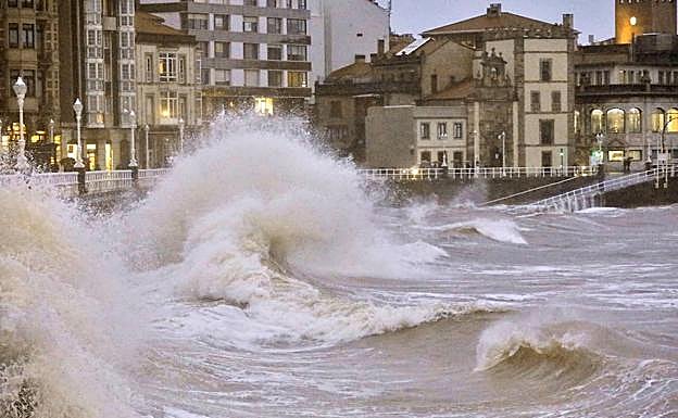 Olas rompiendo en el muro de San Lorenzo.