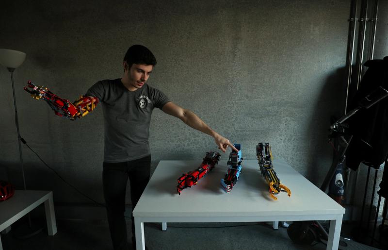 David Aguilar nos muestra sus prótesis de brazo, construidas con piezas de Lego, durante una entrevista en su casa, en Sant Cugat del Vallés, cerca de Barcelona