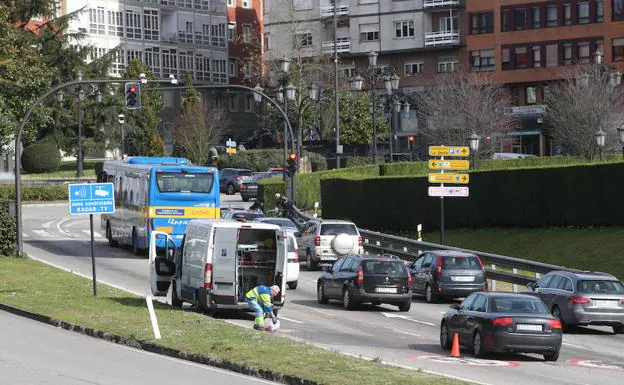 Dos heridos en un accidente múltiple en Oviedo