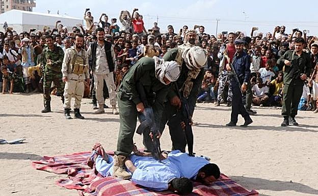 Disparan en público a dos pedófilos por violar y asesinar a un niño en Yemen