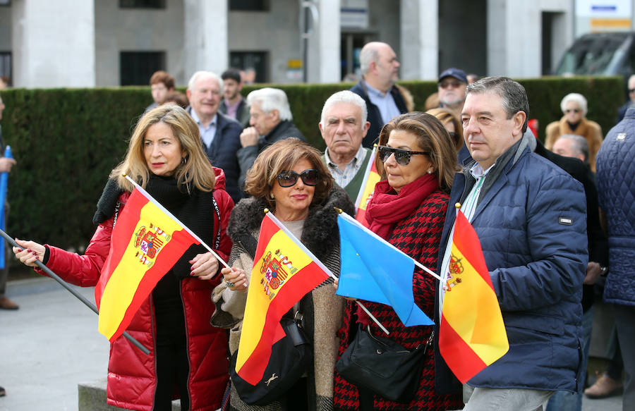 El PP y Foro se han concentrado en Oviedo y defendido en un comunicado la «indisoluble unidad de la nación española» y rechazado cualquier «nueva concesión secesionista. Por su parte, Vox se ha desmarcado como organización y cruzado críticas con PP y Foro