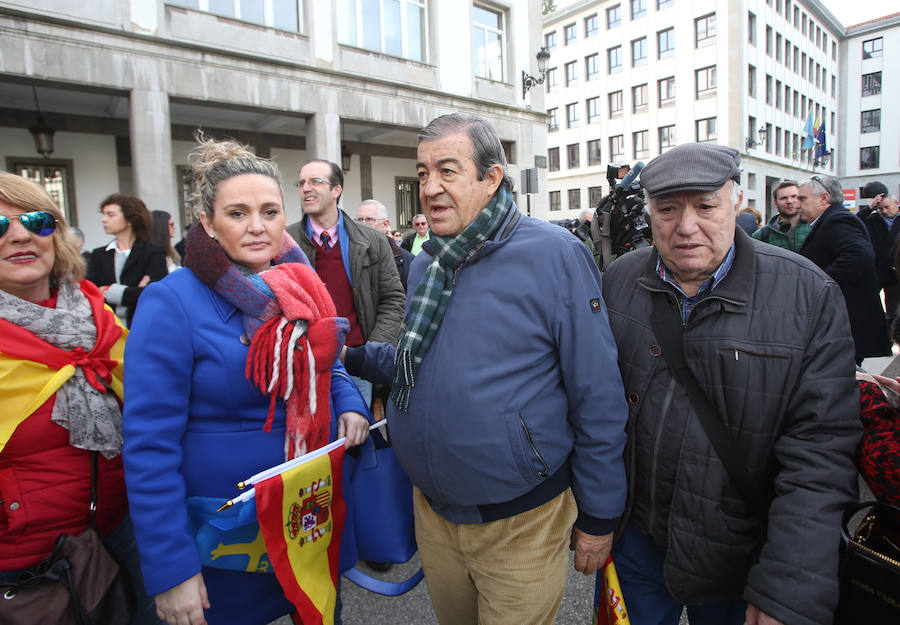 El PP y Foro se han concentrado en Oviedo y defendido en un comunicado la «indisoluble unidad de la nación española» y rechazado cualquier «nueva concesión secesionista. Por su parte, Vox se ha desmarcado como organización y cruzado críticas con PP y Foro