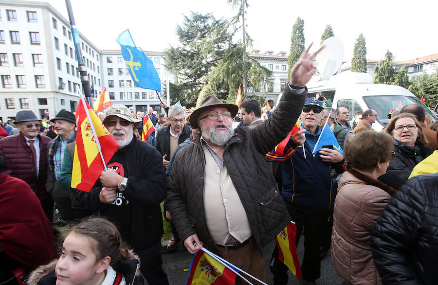 El PP y Foro se han concentrado en Oviedo y defendido en un comunicado la «indisoluble unidad de la nación española» y rechazado cualquier «nueva concesión secesionista. Por su parte, Vox se ha desmarcado como organización y cruzado críticas con PP y Foro