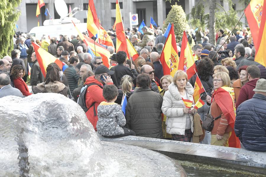 El PP y Foro se han concentrado en Oviedo y defendido en un comunicado la «indisoluble unidad de la nación española» y rechazado cualquier «nueva concesión secesionista. Por su parte, Vox se ha desmarcado como organización y cruzado críticas con PP y Foro