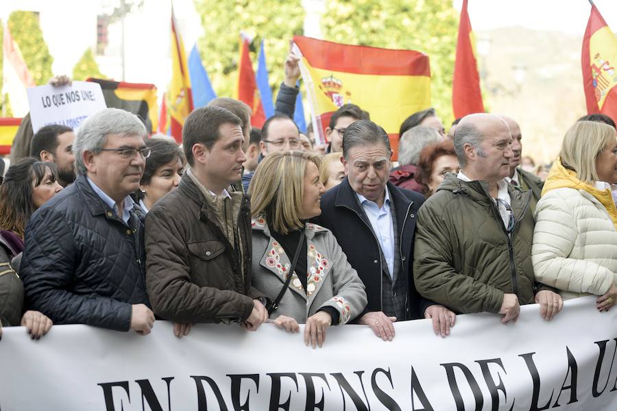 El PP y Foro se han concentrado en Oviedo y defendido en un comunicado la «indisoluble unidad de la nación española» y rechazado cualquier «nueva concesión secesionista. Por su parte, Vox se ha desmarcado como organización y cruzado críticas con PP y Foro