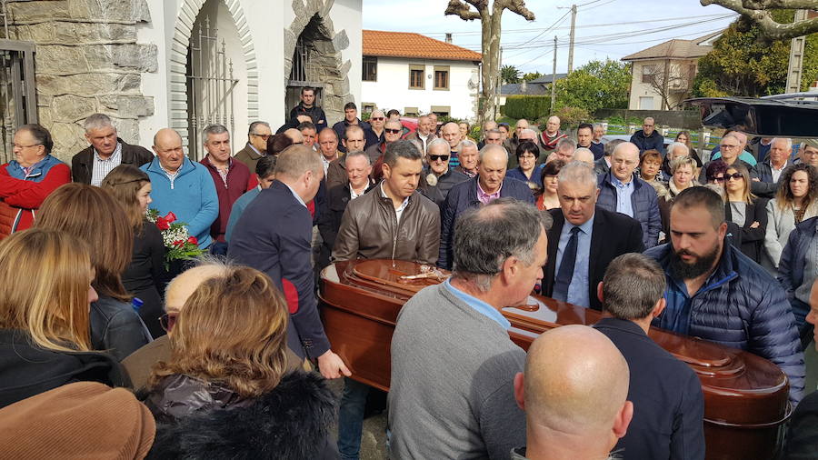 Multitudinario funeral en Valdés para despedir al concejal de UROS, Balbino Suárez Cortina, que falleció a los 66 años tras una larga enfermedad.