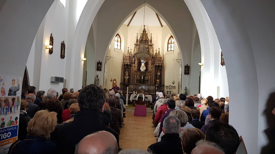 Multitudinario funeral en Valdés para despedir al concejal de UROS, Balbino Suárez Cortina, que falleció a los 66 años tras una larga enfermedad.