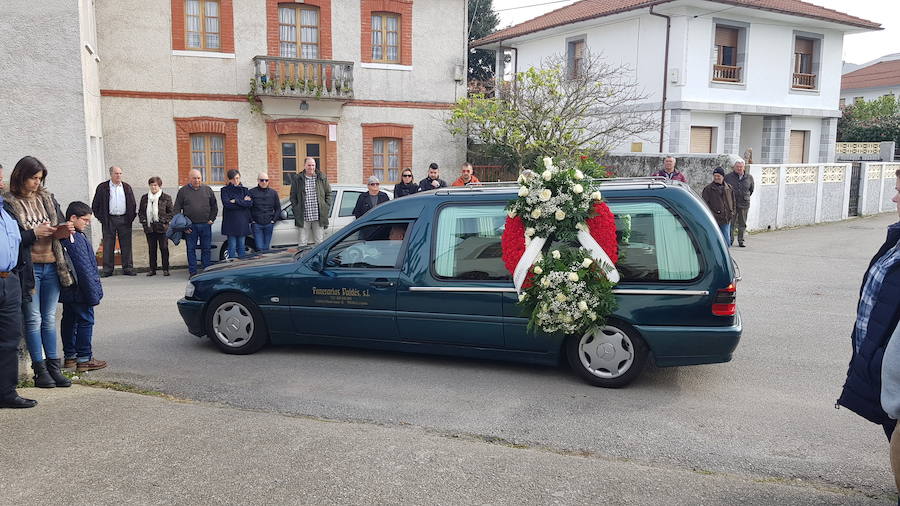 Multitudinario funeral en Valdés para despedir al concejal de UROS, Balbino Suárez Cortina, que falleció a los 66 años tras una larga enfermedad.