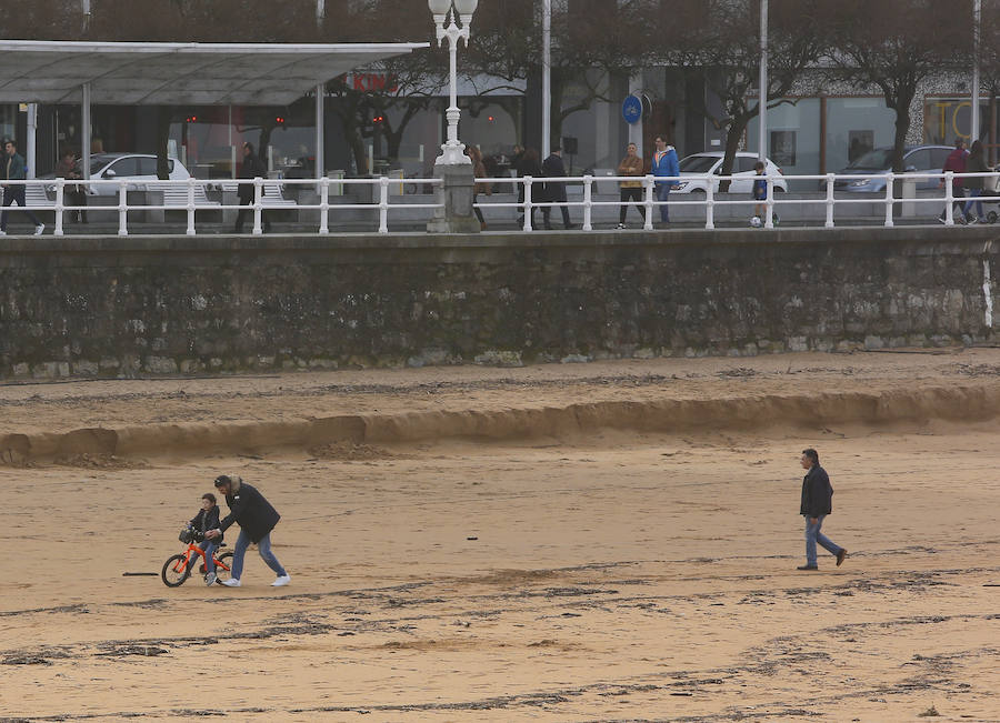 Jornada agradable en la ciudad antes de un nuevo aviso amarillo por rachas de viento y fuerte oleaje para el domingo.