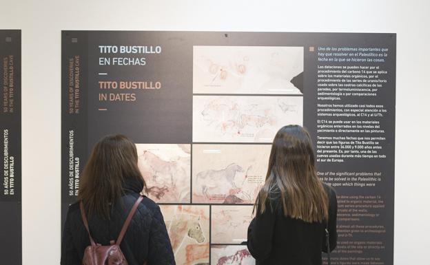 Dos de las primeras visitantes a la exposición sobre Tito Bustillo que ya se puede disfrutar en el Museo Arqueológico. 