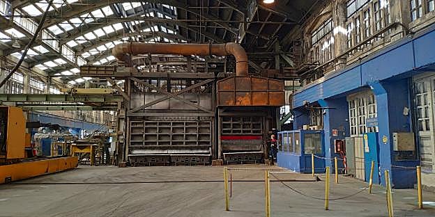Un operario trabaja junto al horno de reciclado de la planta avilesina de Alcoa. 