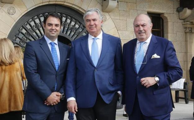 Carlos Zúñiga, Juan Ignacio Pérez-Tabernero Montalvo y José María Mendoza, ayer, en el Palacio de La Riega, en Somió. 