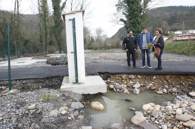 Isaías González, Carlos Fernandes y Beatriz Longoria en los alrededores de la depuradora del pueblo. 