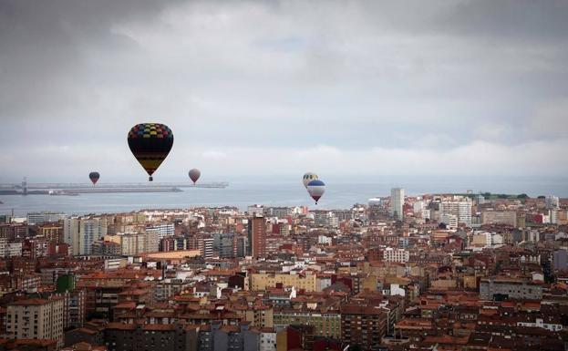 Globos sobrevolando Gijón. 