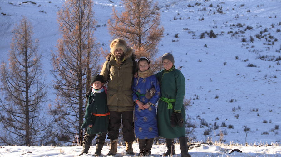 El avilesino con una familia