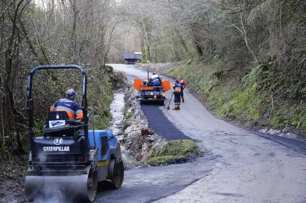 Trabajos de asfaltado durante la jornada de ayer en la carretera riosellana a Cuevas. 