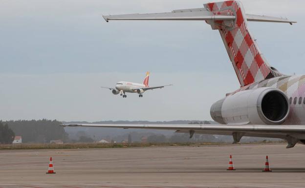 Un avión aterriza en el aeropuerto de Asturias.