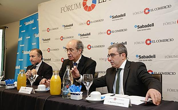 De izquierda a derecha. Pablo Junceda, Director General de Sabadell Herrero; Cirus Andreu, presidente de Sabadell Asset Management y Marcelino Gutiérrez, director de EL COMERCIO