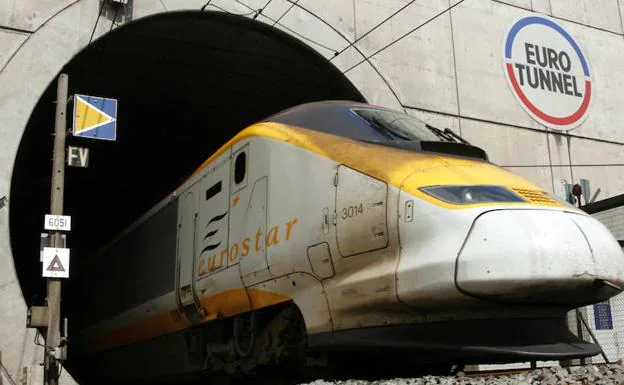 El tren de alta velocidad Eurostar que une Londres con París emerge del Eurotúnel. 
