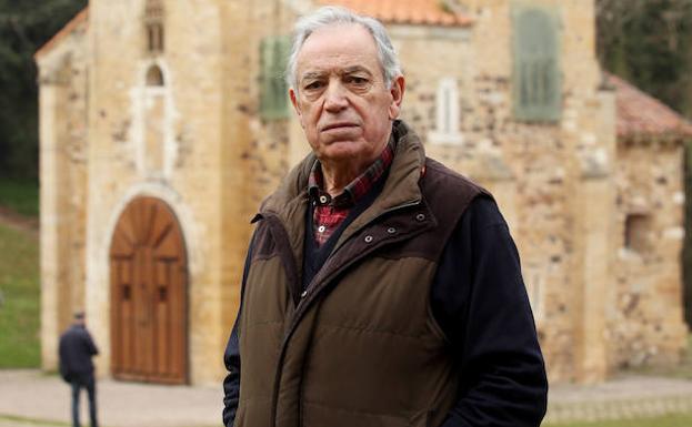 San Miguel de Lillo. Jesús Cabada ante la iglesia, que está siendo restaurada desde el verano. 