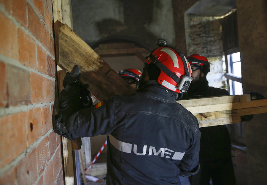 Una compañía del V Batallón de Intervención de Emergencias (BIEM V) de la Unidad Militar de Emergencia ha realizado este martes un ejercicio de instrucción en la zona de la ría del Eo. Navegación con embarcaciones a motor y remo, rescates acuáticos y trabajos subacuáticos o búsqueda en las orillas han sido algunos de los ejercicios realizadoss.