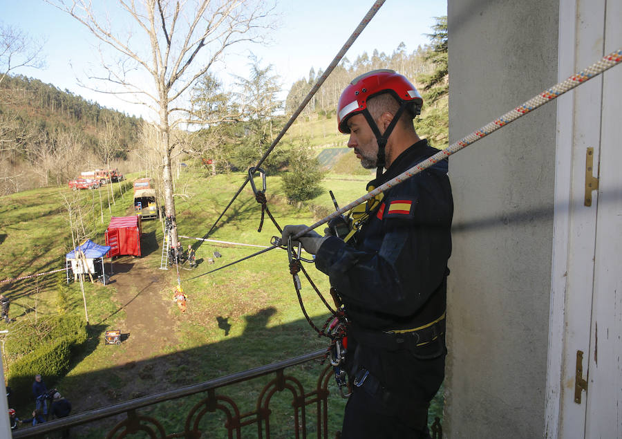 Una compañía del V Batallón de Intervención de Emergencias (BIEM V) de la Unidad Militar de Emergencia ha realizado este martes un ejercicio de instrucción en la zona de la ría del Eo. Navegación con embarcaciones a motor y remo, rescates acuáticos y trabajos subacuáticos o búsqueda en las orillas han sido algunos de los ejercicios realizados.