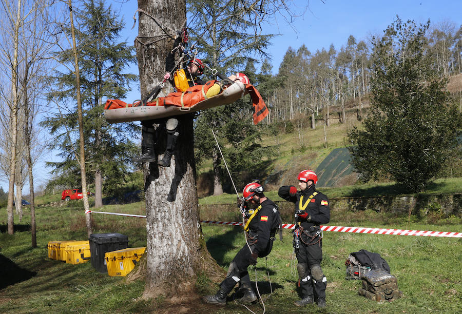 Una compañía del V Batallón de Intervención de Emergencias (BIEM V) de la Unidad Militar de Emergencia ha realizado este martes un ejercicio de instrucción en la zona de la ría del Eo. Navegación con embarcaciones a motor y remo, rescates acuáticos y trabajos subacuáticos o búsqueda en las orillas han sido algunos de los ejercicios realizados.