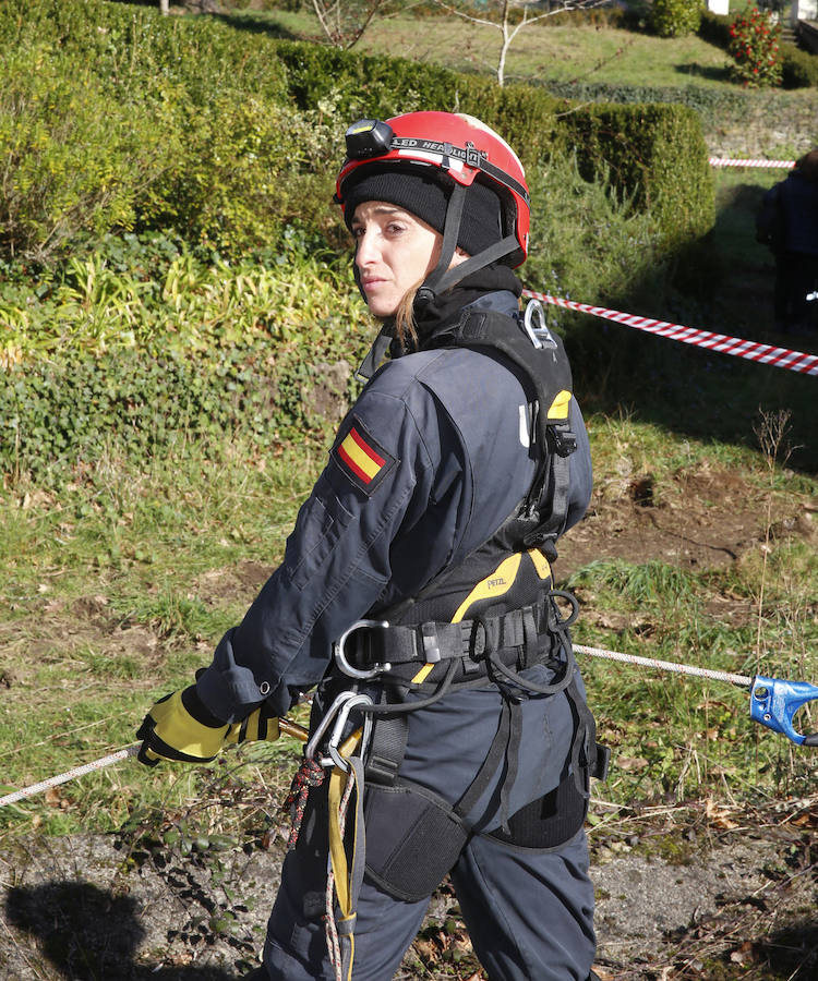 Una compañía del V Batallón de Intervención de Emergencias (BIEM V) de la Unidad Militar de Emergencia ha realizado este martes un ejercicio de instrucción en la zona de la ría del Eo. Navegación con embarcaciones a motor y remo, rescates acuáticos y trabajos subacuáticos o búsqueda en las orillas han sido algunos de los ejercicios realizados.