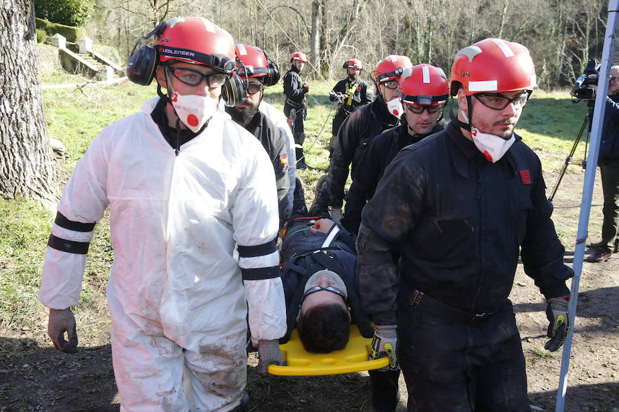 Una compañía del V Batallón de Intervención de Emergencias (BIEM V) de la Unidad Militar de Emergencia ha realizado este martes un ejercicio de instrucción en la zona de la ría del Eo. Navegación con embarcaciones a motor y remo, rescates acuáticos y trabajos subacuáticos o búsqueda en las orillas han sido algunos de los ejercicios realizados.