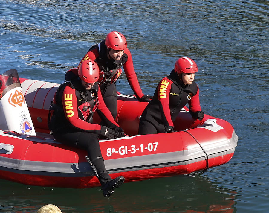 Una compañía del V Batallón de Intervención de Emergencias (BIEM V) de la Unidad Militar de Emergencia ha realizado este martes un ejercicio de instrucción en la zona de la ría del Eo. Navegación con embarcaciones a motor y remo, rescates acuáticos y trabajos subacuáticos o búsqueda en las orillas han sido algunos de los ejercicios realizados.