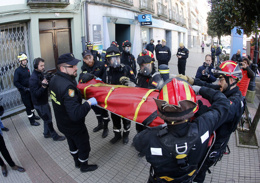 Una compañía del V Batallón de Intervención de Emergencias (BIEM V) de la Unidad Militar de Emergencia ha realizado este martes un ejercicio de instrucción en la zona de la ría del Eo. Navegación con embarcaciones a motor y remo, rescates acuáticos y trabajos subacuáticos o búsqueda en las orillas han sido algunos de los ejercicios realizados.