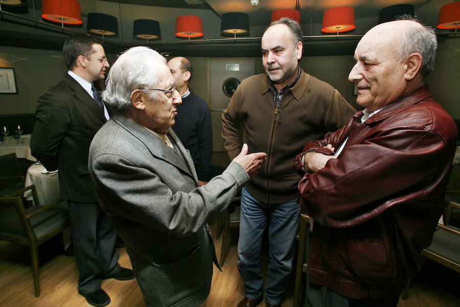 Gustavo Bueno charla con Alberto Piquero y Luis Díez Tejón en una de las tertulias literarias de 'Los libros del casino' (enero 2009)