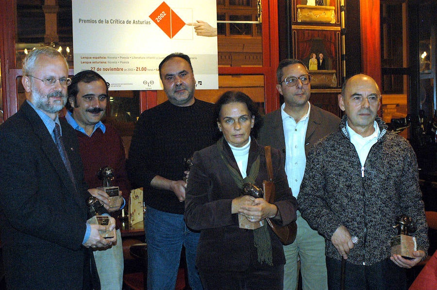 Alberto Piquero, con el resto de premiados de la Asociación de Escritores de Asturias, en 2003.