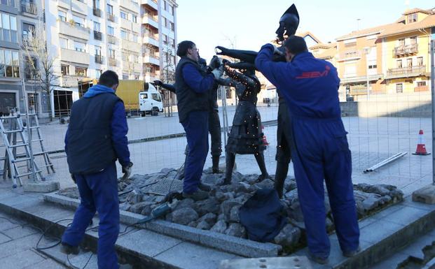 Los operarios, desmontando la escultura hoy