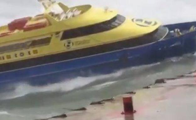 Terroríficas imágenes de un ferry en México luchando contra el viento y las olas