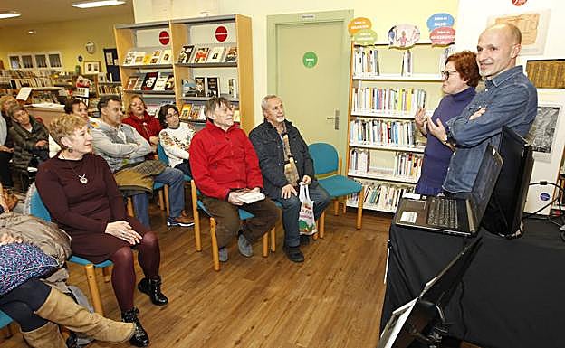 Xuan Santori en la inauguración de la exposición que acoge la biblioteca Alfonso Camín de Roces.