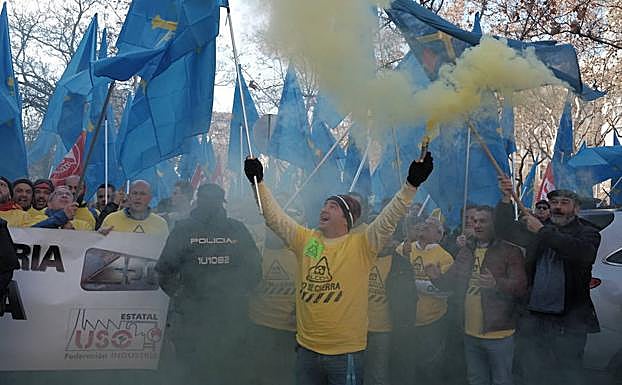 Manifestación de trabajadores de la planta de Alcoa de Avilés en Madrid frente a la sede del Ministerio de Industria para protestar por el cierre de la planta el pasado mes de enero.