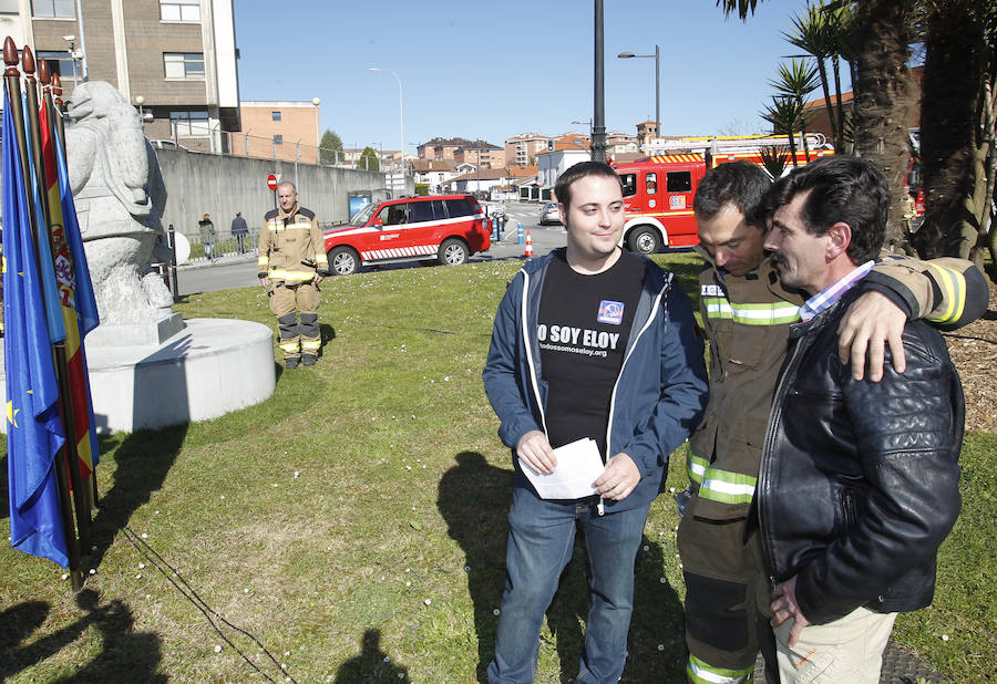 La capital asturiana ha inaugurado una estatua en honor al bombero fallecido en el incendio de la calle Uría con la presencia de su hijo, que ha criticado duramente la actitud del Ayuntamiento.